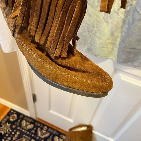 Minnetonka size 7 Three Tiered Fringe Boots - Picture 10 of 16